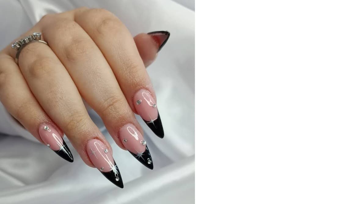 Uñas stiletto french negro con strass y detalles blancos