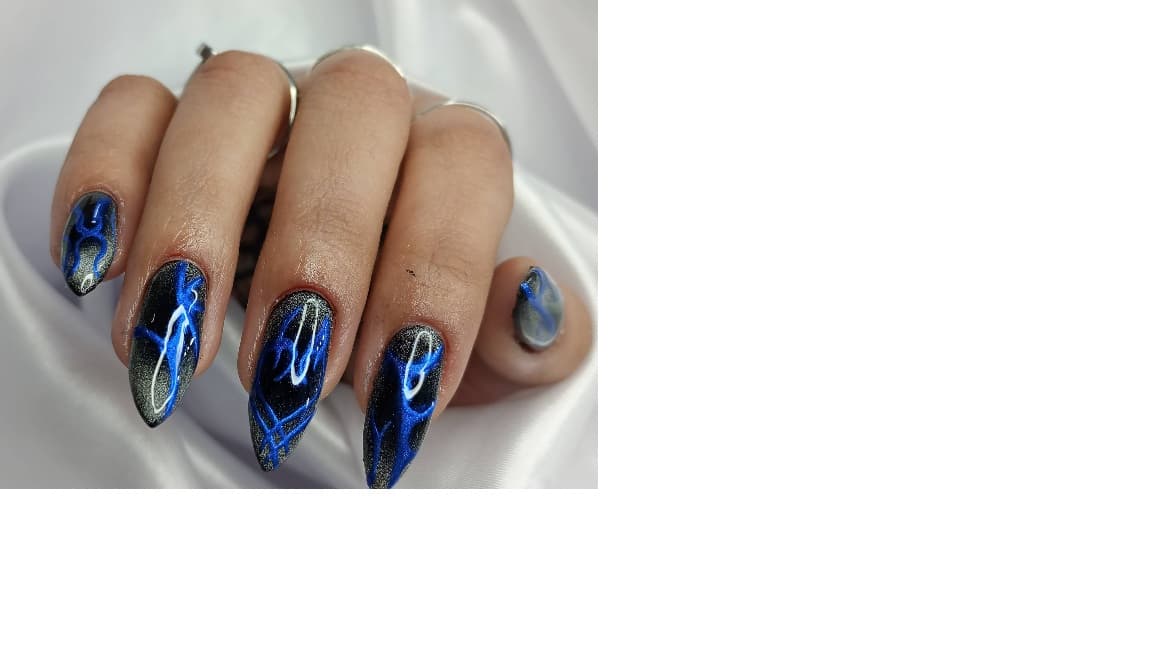 Uñas stiletto arte eléctrico azul sobre negro con glitter