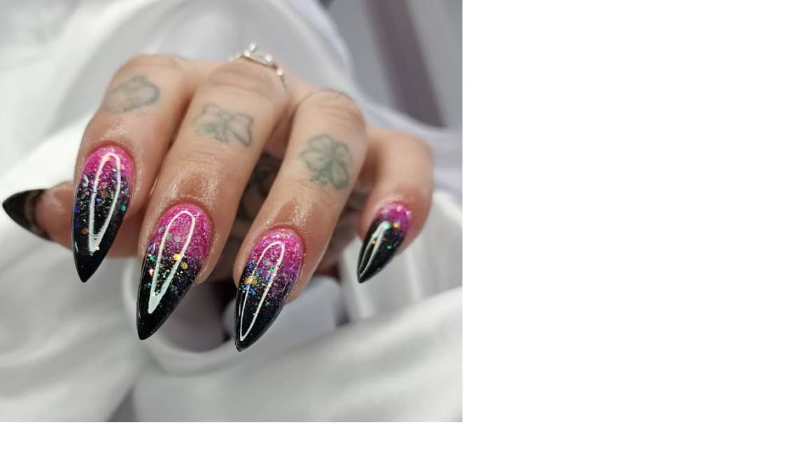 Uñas stiletto hot pink con glitter holográfico